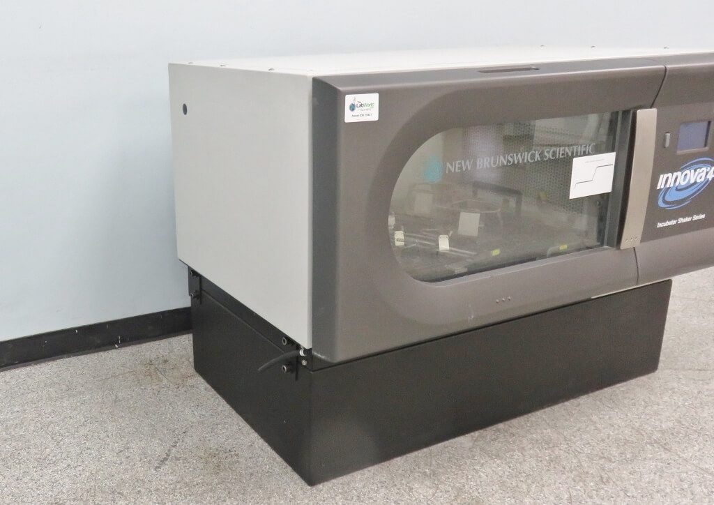 New Brunswick Innova 44 Incubator Shaker