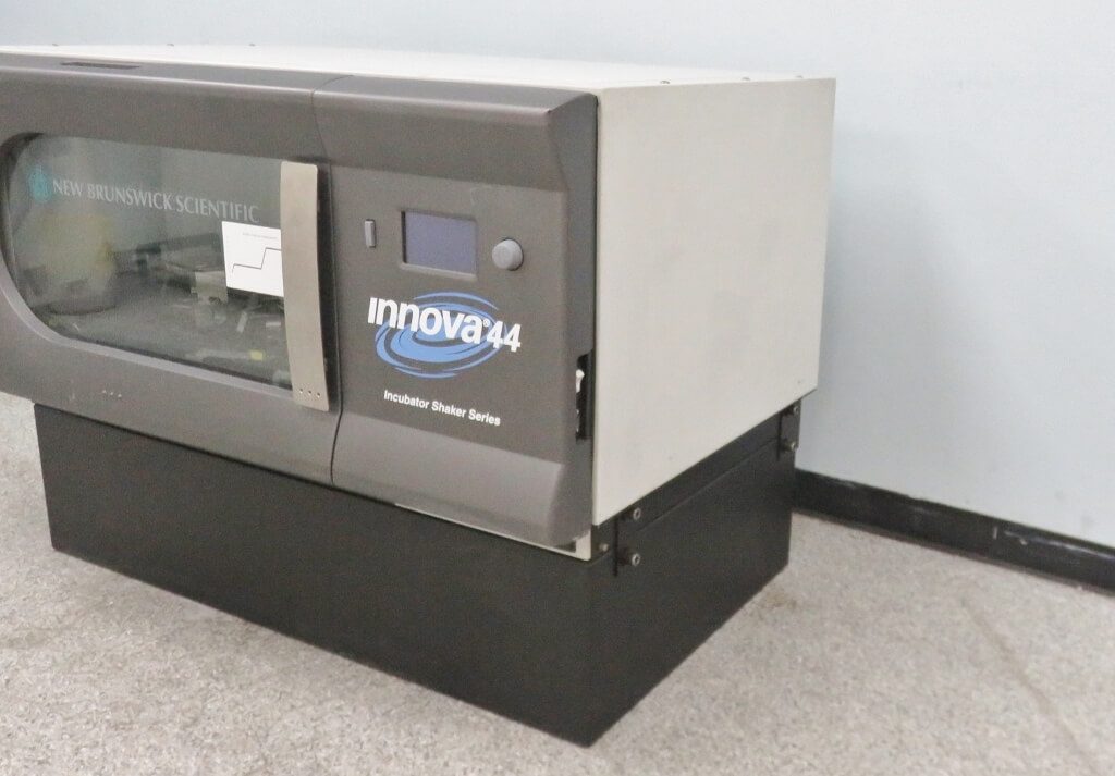 New Brunswick Innova 44 Incubator Shaker