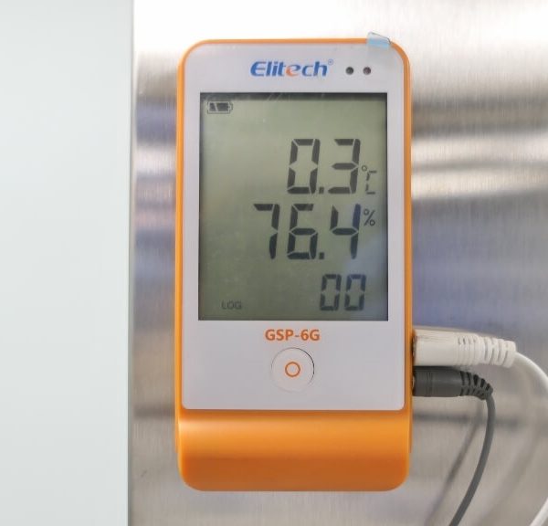 https://www.thelabworldgroup.com/wp-content/uploads/2023/08/true-commercial-refrigerator-thermometer-reading-600x576.jpg