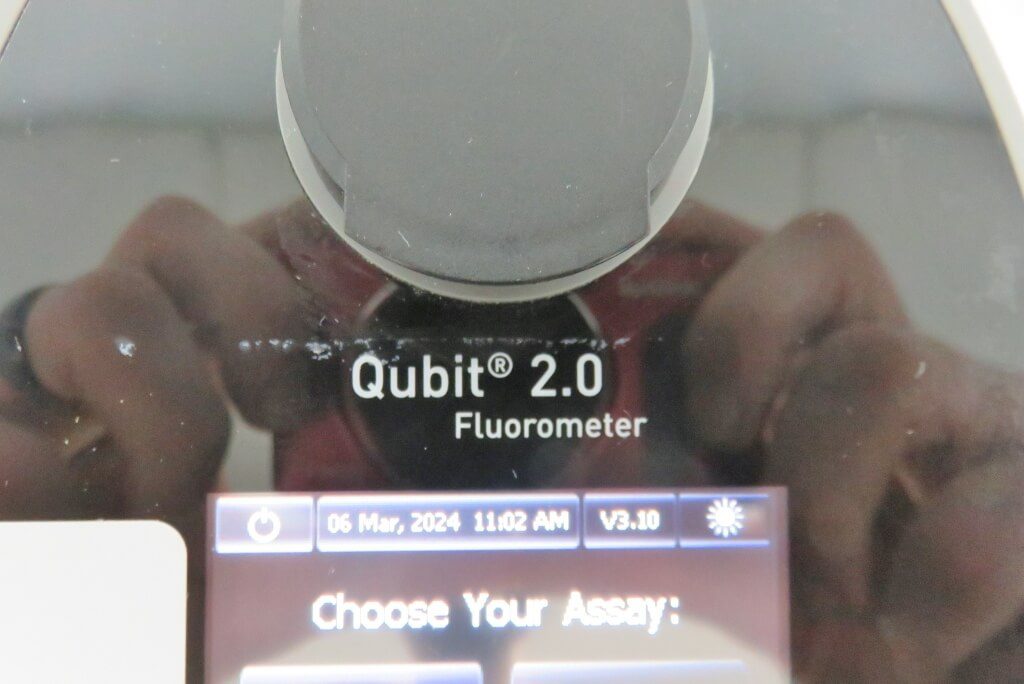Invitrogen Qubit 2.0 Fluorometer The Lab World Group