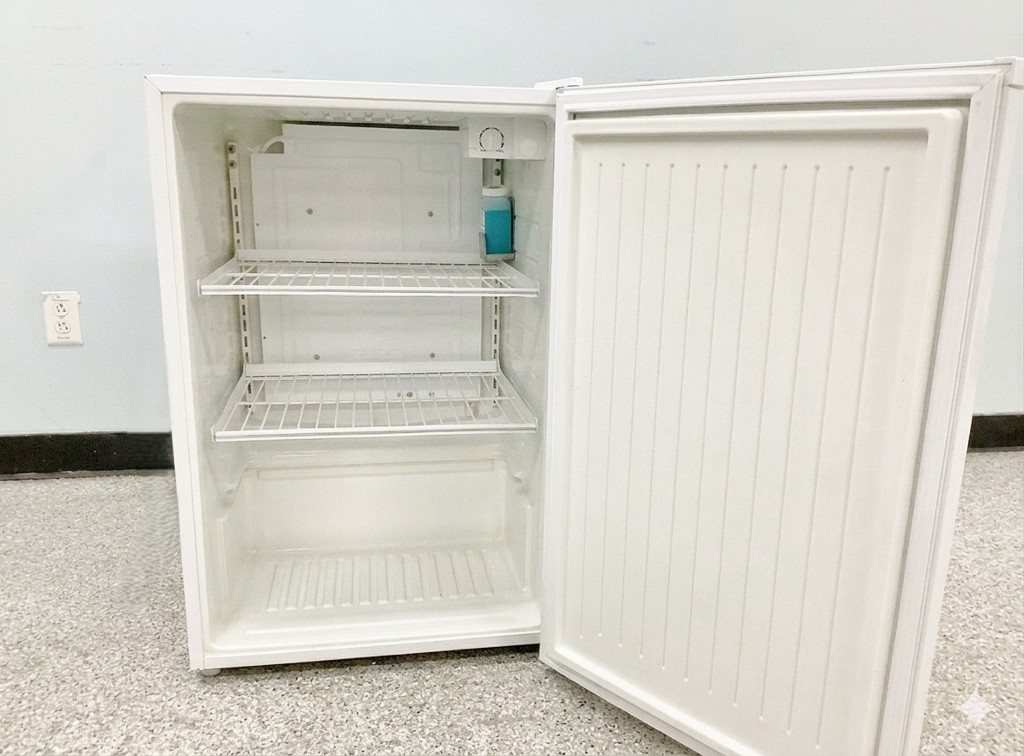 冷蔵庫　110L Undercounter Lab Refrigerator VWR SR-L4110W-PA 4C